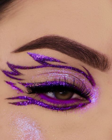 Purple eyeliner for the win! 💜 @xoxomariselaa_ is wearing our Gel Eyeliner in 'Enchanted' Available at select @dollargeneral stores -- ¡Delineador de ojos morado para la victoria! 💜 @xoxomariselaa_ lleva nuestro Gel Eyeliner en 'Enchanted' Disponible en tiendas selectas de @dollargeneral Purple Eyeliner Makeup, Purple Eyeliner Looks, Makeup Morado, Monochromatic Makeup, Purple Eyeliner, Purple Smokey Eye, New Year's Makeup, Gold Eye Makeup, Stylish Makeup