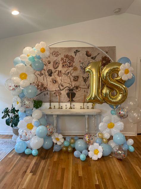 Sweet 16 Daisy Theme, Blue Daisy Themed Birthday Party, Blue Flower Party Decorations, Blue Daisy Birthday Party Ideas, New Jeans Birthday Theme, Blue Flower Birthday Party, Daisy Birthday Decor, Daisy Balloon Arch, Daisy Themed Birthday Party