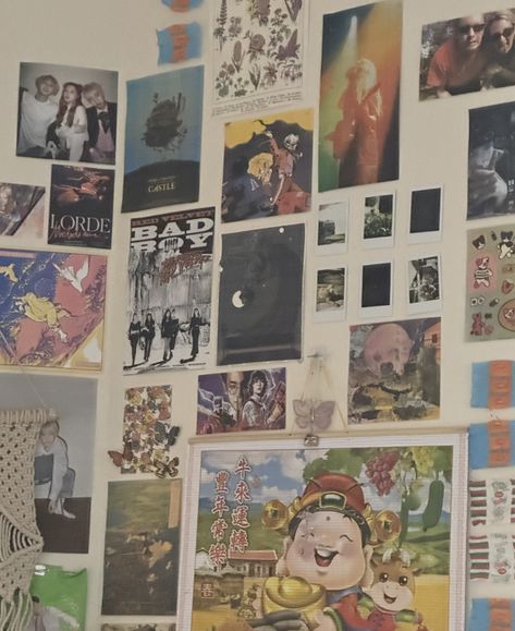 Maximalist Poster Wall, Anime Gallery Wall, Kpop Bedroom, Room Decor Maximalist, Aspiration Board, Maximalist Room, Maximalist Wallpaper, Otaku Room, Anime Room