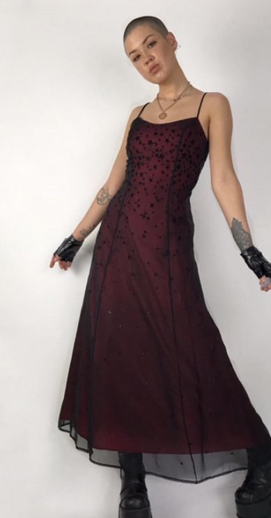 Long Dresses Grunge, Atypical Prom Dress, Junior Prom Dresses 2022, Grunge Maxi Dresses, Indie Formal Dress, Hoco Dresses Grunge, 90s Mesh Overlay Dress, 90s Goth Style, 90s Gothic Prom Dress