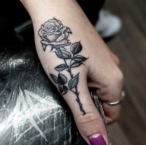 Thumb Rose Tattoo, Rose Hand Tattoo Woman, Celeste Tattoo, Solo Tattoo, Tattoo Main, Thumb Tattoos, Rose Hand Tattoo, Hand Rose, Small Roses