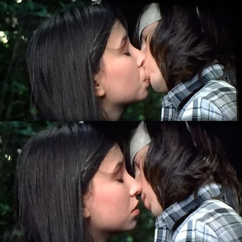 Carl Grimes first kiss. Carl E Enid, Enid Twd, Carl And Enid, Working Dead, Katelyn Nacon, Rick And Michonne, Twd Funny, Chandler Riggs, Dead Zombie