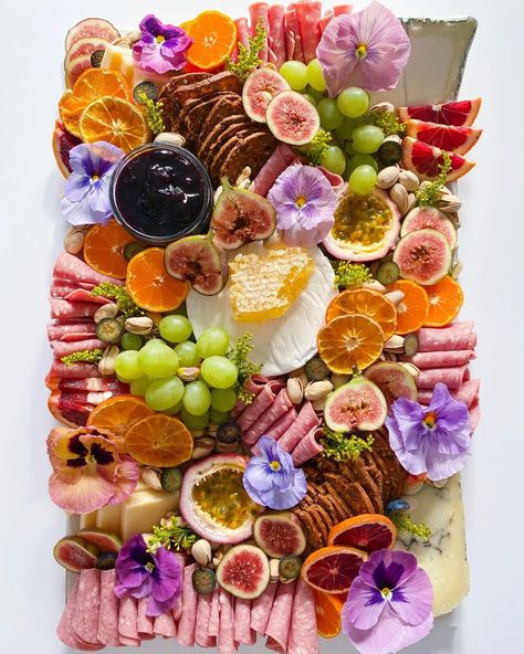 Garden Theme Charcuterie Board, Wildflower Charcuterie Board, Charcuterie Board With Flowers, Graze Boards, Bridal Garden Party, Charcuterie Business, Boozy Cupcakes, Food Spread, Hosting Dinner