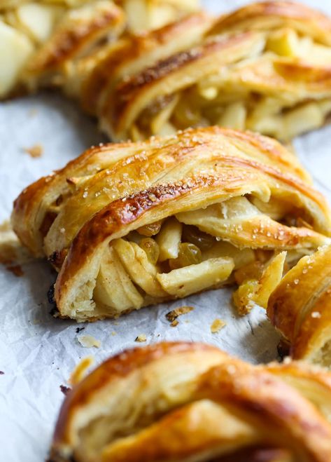 Apple Strudel Apple Strudel With Puff Pastry, Apple Strudle, Movie Foods, Easy Apple Strudel Recipe, Apple Strudel Recipe, Easy Apple Strudel, Austrian Desserts, Biscuit Cinnamon Rolls, Octoberfest Party