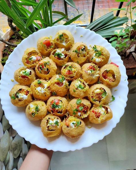 Gupchup Pani Puri, Golgappa Aesthetic, Panipuri Photography, Indian Food Photography, Veg Snacks, Eating Food Funny, Lots Of Food, Pani Puri, Indian Cooking Recipes