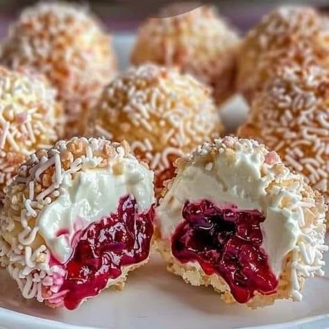 Irresistible Cream and Berry-Filled Pastry Balls: A Sweet Delight for All Occasions Most Popular Cookies, Cream Cheese Bites, Cheese Bites Recipe, Raspberry Cream Cheese, Cream Cheese Ball, Popular Cookies, Berry Compote, Raspberry Cream, Dessert Aux Fruits