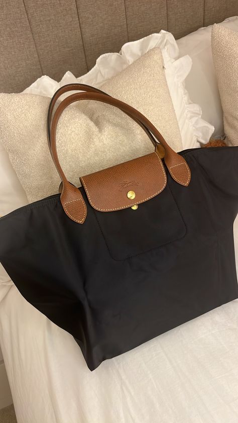 Black Longchamp Bag Outfit, Longchamp Aesthetic, Longchamp Bag Outfit, Long Champ Bag, Long Champ, University Bag, Uni Bag, School Bag Essentials, Dream Bag