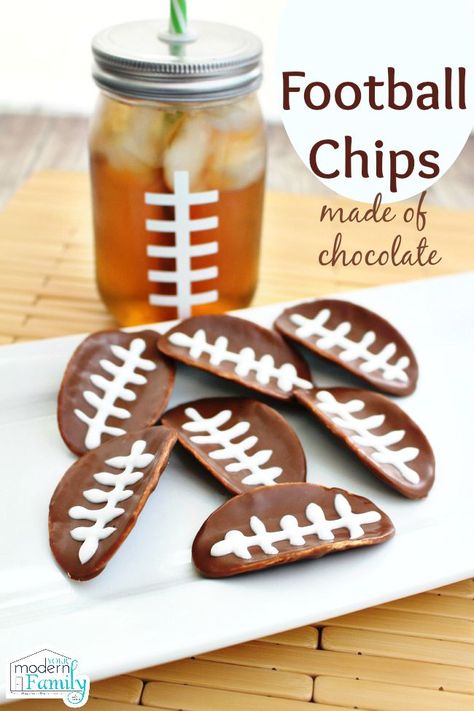 Pringles Football Chips  in melted chocolate (scheduled via http://www.tailwindapp.com?utm_source=pinterest&utm_medium=twpin&utm_content=post12422032&utm_campaign=scheduler_attribution) Oreo Spider Cookies, Football Treats, Football Appetizers, Football Snacks, Superbowl Snacks, Super Bowl Party, Superbowl Party Food, Melted Chocolate, Football Food