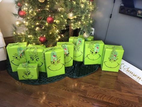 Dr Sues Christmas Decorations, Grinch Themed Wrapping, The Grinch Wrapping Paper, Christmas Decor Ideas The Grinch, Christmas Decor Grinch Theme, Grinch Christmas Theme Decor, The Grinch Christmas Theme, Christmas Grinch Theme, Christmas Grinch Ideas