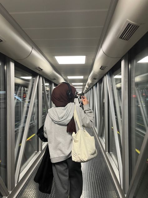 Hijabi Travel Aesthetic, Rich Hijabi Aesthetic, Hijabi Mirror Selfie Aesthetic, Airport Poses Instagram, Hijabi Travel, Ootd Poses, Estilo Hijab, Airport Aesthetic, Hijabi Fits