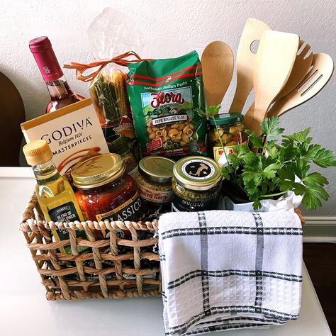 Pasta Raffle Basket Ideas, Taste Of Italy Gift Basket, Italian Night Gift Basket, Meal Basket Gift Ideas, Pasta Basket Ideas, Spaghetti Gift Basket Ideas, Gift Basket Ideas For Fundraiser, Italian Basket Gift Ideas, Cooking Baskets Gift Ideas