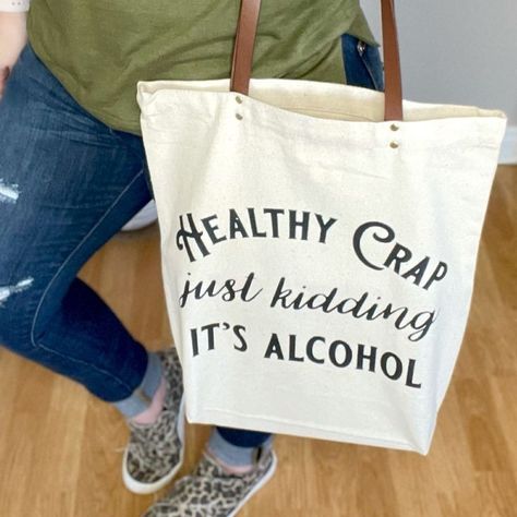 Funny Tote Bags, Wine Bags, Cadeau Diy, Cricut Joy, Cricut Craft Room, Wine Bag, Reusable Shopping Bags, Vinyl Ideas, Cricut Creations