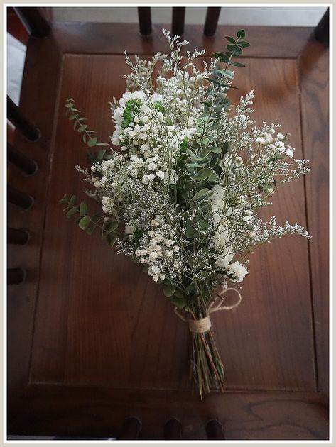 Winter Wedding Bouquet - If you found what you love, it's very important that you act immediately - Visit For More! Eucalyptus Bridal Bouquet, Baby's Breath Bouquet, Small Bridesmaid Bouquets, Bouquet Eucalyptus, Eucalyptus Wedding Bouquet, Bouquet Champetre, Simple Wedding Bouquets, Green Wedding Bouquet, Forest Theme Wedding