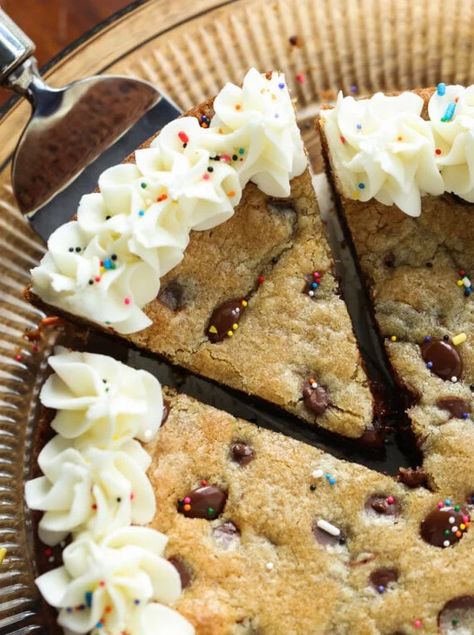 This Chocolate Chip Cookie Cake is a moist, thick and delicious chocolate chip cookie in the form of a cake. It's not only easy to decorate, but it also tastes amazing on its own! #cookiecake #chocolatechipcookie #giantcookie #giantchocolatechipcookie #chocolatechipcookierecipe #chocolatechipcookiecake #bestchocolatechipcookierecipe #easychocolatechipcookierecipe Chocolate Chip Cookie Cake Recipe, Simple Chocolate Chip Cookie Recipe, Ultimate Chocolate Chip Cookie, Giant Chocolate Chip Cookie, Chocolate Chip Cookie Cake, Giant Cookie, Cookie Cake Recipe, Chewy Chocolate Chip, Chewy Chocolate Chip Cookies