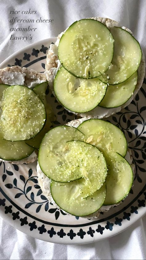 Rice Cakes With Cream Cheese, Rice Cake Meal Ideas, Rice Cake Cream Cheese, Savory Rice Cake, Savory Rice Cakes Toppings, Cream Cheese Recipes Dinner, Healthy Study Snacks, Rice Cakes Toppings, Cream Cheese Cucumber