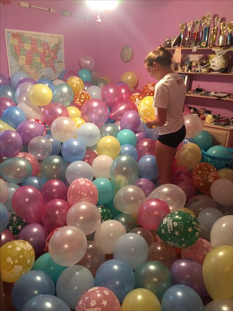 Best Friend Birthday Surprise, Birthday Balloon Surprise, Birthday Party Surprise, Surprise For Girlfriend, Balloon Surprise, Surprise Boyfriend, Birthday Room Decorations, Birthday Girl Quotes, Birthday Goals