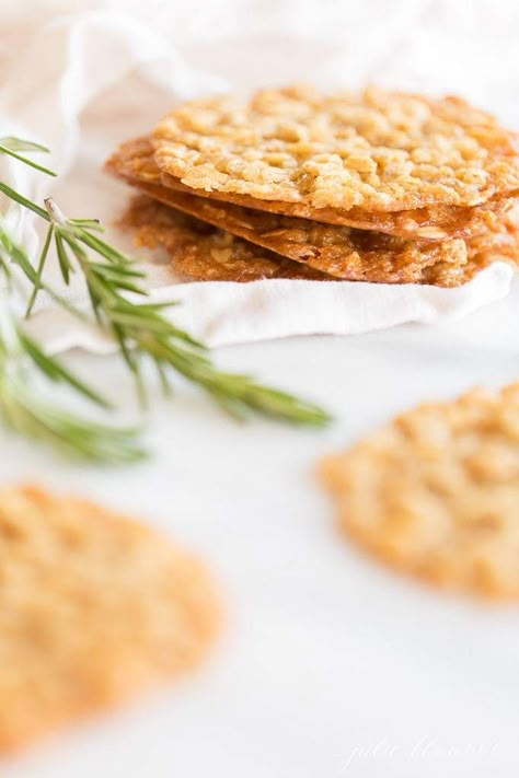 Lace Cookies Oatmeal Lace Cookies, Sandwich Cookies Filling, Chocolate Marshmallow Cookies, Cookies Chewy, Lace Cookies, Delish Desserts, Julie Blanner, Toffee Cookies, Easy Oatmeal