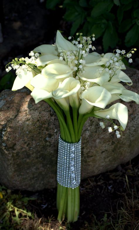 Calla Bouquet Calla Lillies Wedding, Calla Lillies Bouquet, Beach Bouquet, Calla Lily Bridal, Crystal Bouquet, Calla Lily Flowers, Bridesmaid Diy, Cascading Wedding Bouquets, Nye Wedding