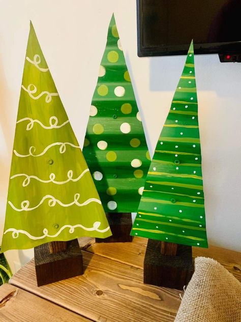 Wooden Painted Christmas Tree, Painted Wood Trees, Wooden Christmas Tree Painting Ideas, Painted Wooden Trees Christmas, Painted Wooden Christmas Trees Ideas, Painted Wood Christmas Trees, Wooden Pallet Christmas Tree, Wood Christmas Trees Diy, Pallet Christmas Tree