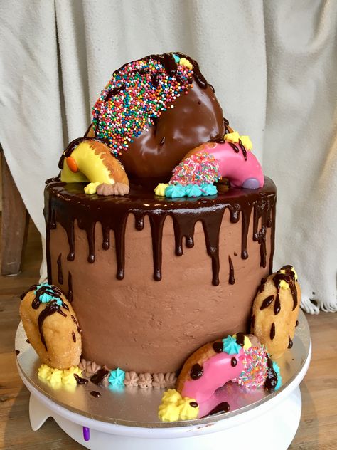 Donut drip cake. Two layers of rich chocolate cake and one layer rich vanilla cake, chocmousse icing, chocolate ganache, and donuts to decorate. Donut Drip Cake, Duper Cake, Icing Chocolate, Donut Cake, Doughnut Cake, Rich Chocolate Cake, Recipes Cake, Candy Cake, Chocolate Icing