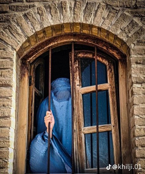 Women In Afghanistan, Kabul Aesthetic, Afghanistan Painting, Afghanistan Aesthetic, Old Afghanistan, Afghan Burqa, Afghan Aesthetic, Pashtun Culture, Afghanistan Landscape