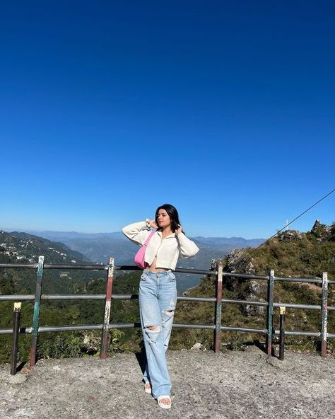 Picture Poses In Mountains, Hill Photography Ideas, Poses For Dp Instagram, Travelling Photography Ideas, Picture Ideas In Mountains, Casual Outfit Poses For Women, Hill Station Outfits Women, Outfit Ideas For Hill Station In Summer, Mansoon Outfit Women