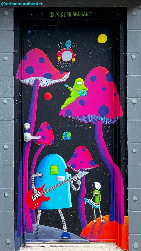 Trippy Things To Paint On Your Wall, Mushroom Door Painting, Walls Drawing, Paintings On Doors Bedrooms, Cool Door Painting Ideas Bedroom Trippy, Mushroom Wall Art Paint, Mushroom Painting On Wall, Painting Doors Ideas, Room Door Painting Ideas