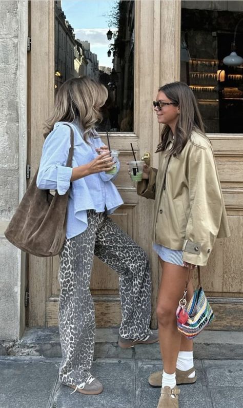 Cute Purse Outfits, Winter Fits Europe, Shearling Sandals Outfit, Golden Goose Sneakers Outfit Dress, Chic Chill Outfits, Mexico Street Fashion, Slow Living Aesthetic Fashion, Cute Outfits For Chilly Weather, Cold Bar Outfit