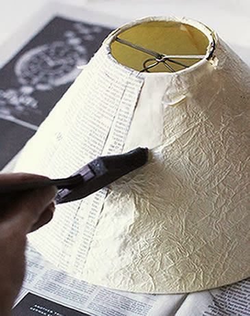 Abajur descolado com tiras de jornal – aprenda agora | Revista Artesanato First Apartment Together, Recover Lamp Shades, Lampshade Redo, Cover Lampshade, Diy Newspaper, Skip To My Lou, Lampshade Makeover, Lamp Makeover, Jewelry Organizer Diy