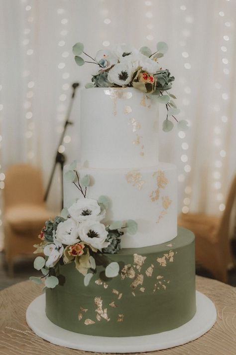 Olive Green Weddings, Green Wedding Cake, Green Cake, Green Themed Wedding, Dream Wedding Cake, Sage Wedding, Sage Green Wedding, Simple Wedding Cake, Cream Wedding