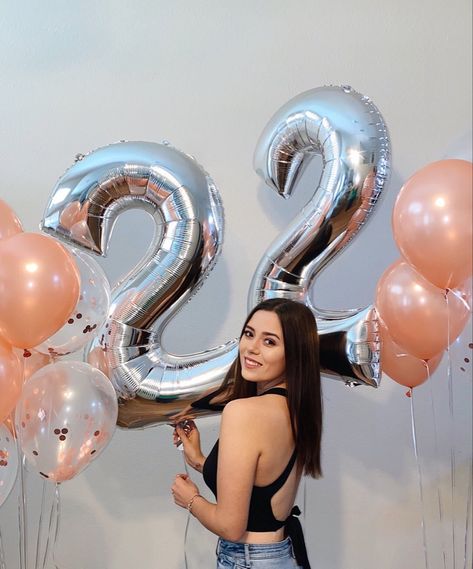 Birthday With Balloons Photo Ideas, Bday Poses With Balloons, 22th Birthday Photoshoot, Balloon Poses Picture Ideas, Birthday Pose With Balloons, Birthday Photo With Balloons, Birthday Photos With Balloons, 22 Birthday Photoshoot Picture Ideas, Birthday Poses With Balloons