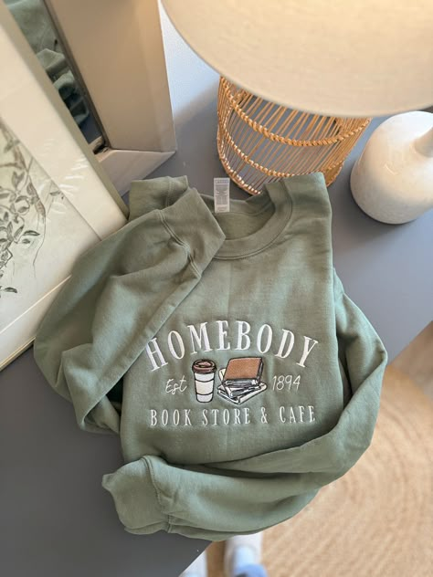 Please note current processing times when ordering. Cancellations are not accepted once an order reaches its 7th day of processing. Get ready to be a homebody in style with our new homebody sweatshirt. Perfect for a cozy day in, this sweatshirt features high quality embroidery with a unique design only found at The Southern Post. Relax in comfort and enjoy this timeless item. (Don't forget to grab a cup of coffee!) -GILDAN brand unisex sweatshirts -TTS for a relaxed fit (please refer to the size Book Store Cafe, Travel Sweatshirt, Stile Blair Waldorf, Adrette Outfits, Thanksgiving Outfit Ideas, Fest Outfits, Womens Sweatshirts, Cute Shirt Designs, Embroidered Sweatshirt