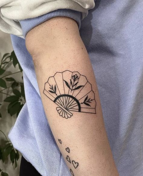 Spanish Fan Tattoo, Minimalistic Tattoo Ideas, Spanish Tattoos, Spanish Fan, Earthy Tattoos, Minimalistic Tattoo, Fan Tattoo, Minimalist Tattoos, Discreet Tattoos