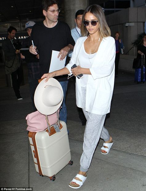 Jet-setting: Jessica touched down at LAX on Thursday, wearing a casual ensemble including ... Sweatpants Outfit Ideas, Travel Fashion Airport, White Birkenstocks, Celebrity Airport Style, Birkenstock Outfit, Birkenstock Style, Skandinavian Fashion, Jessica Alba, Sporty Chic