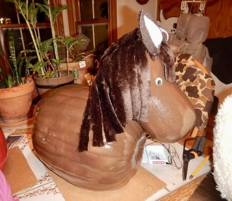 Horse Pumpkin, Painted Pumpkin Ideas, Holiday Wreaths Diy, Pumpkin Designs, Halloween Pumpkin Designs, Painted Pumpkin, Pumpkin Ideas, Pumpkin Painting, Wreaths Diy