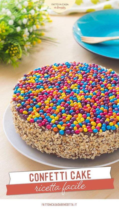 La torta di Carnevale confetti cake è un dolce goloso e facile da realizzare nonché un’alternativa allegra e colorata ai dolci fritti tipici di questa festa. La torta viene poi farcita con crema di nocciole e nessuno saprà resistere! A renderla anche divertente e colorata è la decorazione, realizzata con i Confetti al Cioccolato: un’idea perfetta per il carnevale, i bimbi ne andranno matti! #fattoincasadabenedetta Confetti Cake, Torte Cake, Food Favorites, Nutella, Confetti, Birthday Parties, Cake, Essen