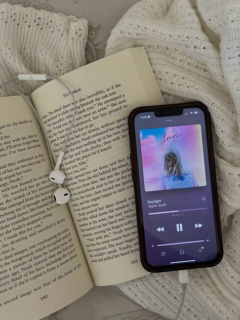 Books And Taylor Swift Aesthetic, Daylight Taylor Swift Aesthetic, Taylor Swift Reading, Tropical House Music, Swiftie Core, Lover Taylor Swift, Aesthetic Taylor Swift, Lover Taylor, Taylor Core