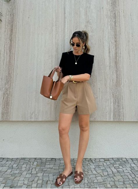 Brown Tailored Shorts Outfit, Brown Skort Ootd, Chic Brown Shorts For Workwear, Chic Brown Shorts For Day Out, Summer Beige Belted Shorts, Everyday Beige Summer Shorts, Beige Shorts Outfit, Brown Shorts Outfit, Short Social