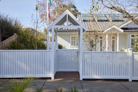 The Block 2021: Week 12 — Front garden and façade week - Style Curator White Picket Fence House, Hamptons Fence, House Fence Design, Home Decor Wallpaper, Front Fence, Aesthetic House, White Fence, Fence Styles, Cottage Exterior