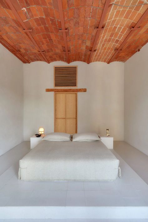 Ten eye-catching hotel bedrooms with standout interiors Oak Headboard, Monochrome Bedroom, Patio Grande, Mexico House, Japandi Living, Mexico Hotels, Hotel Building, Rooftop Restaurant, Space Room