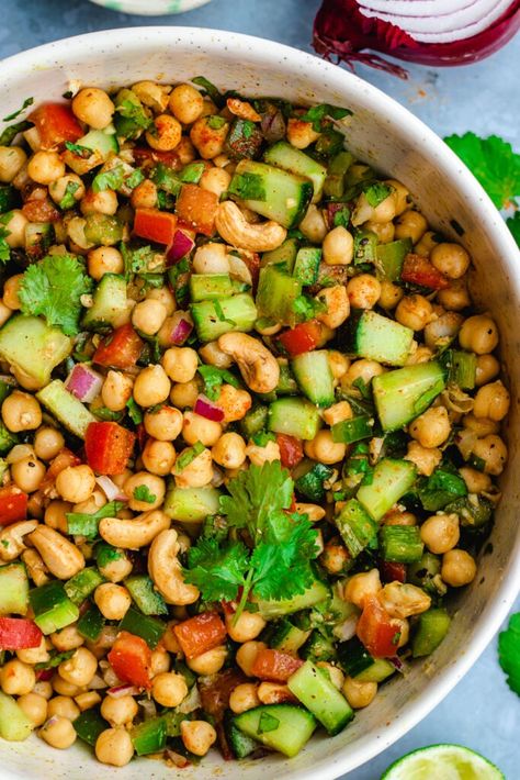 Indian chickpea salad - The Delicious plate Red Lentil Salad, Indian Salad, Chickpea Masala, Indian Salads, Salad Recipes Healthy Easy, Chickpea Salad Recipes, Harvest Salad, Grilled Tofu, Pea Salad