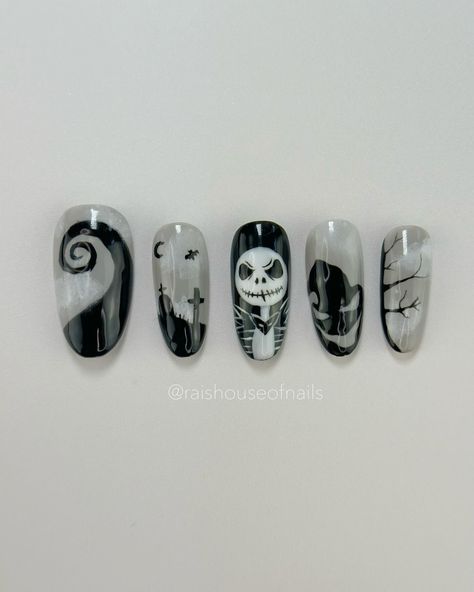 Hand drawn “The Nightmare Before Christmas” press on nails. #pressonnails #jackskellington #halloweennails #handdrawnnailart Christmas Press On Nails, Nightmare Before Christmas Nails, Nails Sets, Witchy Nails, Halloween Press On Nails, Gel Tips, Halloween Nail Art, Birthday Nails, Christmas Nail Art