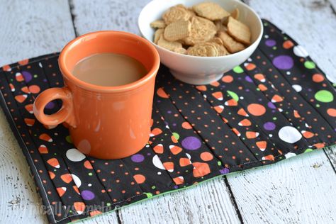 This Halloween Mug Rug sewing tutorial is a fun project to make using fabric scraps! Follow this tutorial to create a cute Halloween piece for your table! Scraps Sewing, Rug Sewing, Sewing Projects Ideas, Using Fabric Scraps, Halloween Fabric Crafts, Candy Corn Crafts, Halloween Tea Party, Halloween Sewing Projects, Halloween Crafts To Sell