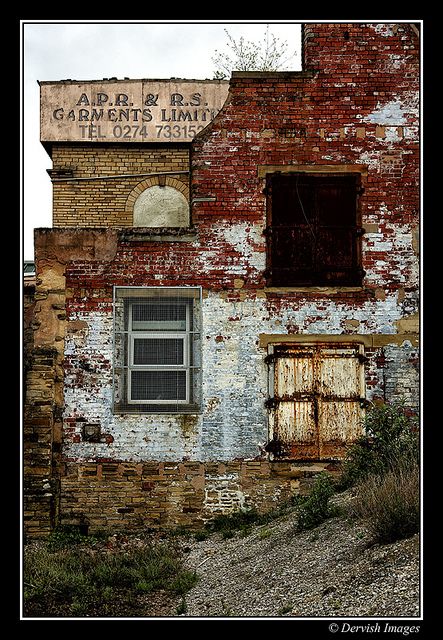 Abandoned Building Painting, Decayed Buildings, Urban Decay Photography, Urban Buildings, Environment Photography, Derelict Places, Old Abandoned Buildings, Derelict Buildings, Painted Bags