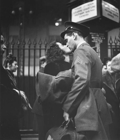 Surfer Girls, Penn Station, Alfred Eisenstaedt, Vintage Kiss, Robert Doisneau, Vintage Couples, Black And White Photograph, True Romance, Vintage Romance