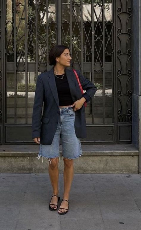 Denim Jorts Outfit, Summer Street Style 2024, Bermuda Jeans Outfit, Baggy Jorts Outfit Idea, Jorts Outfit Women’s, Bermuda Shorts Outfit Street Styles, Long Shorts Outfits Women, Denim Bermuda Shorts Outfit, Long Denim Shorts Outfit