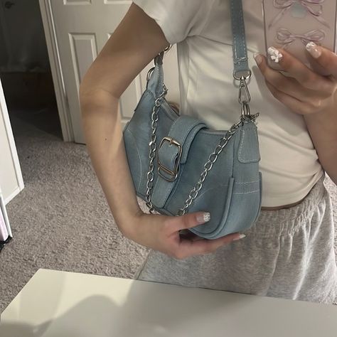 Light blue denim shoulder bag Denim Shoulder Bag Outfit, Light Blue Purse Outfit, Light Blue Bag Outfit, Denim Purse Outfit, Blue Purse Outfit, Blue Bag Outfit, Shoulder Bag Outfit, Purse Outfit, Tan Leather Tote