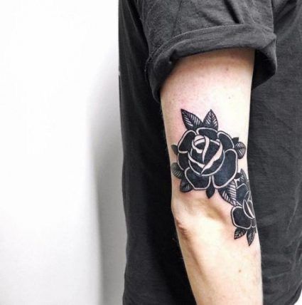 Asian Tattoo Designs, Black Rose Tattoo, Tato Tradisional, Rose Tattoo Sleeve, Tattoo Old School, Black Rose Tattoos, Elbow Tattoos, Black Ink Tattoos, School Tattoo