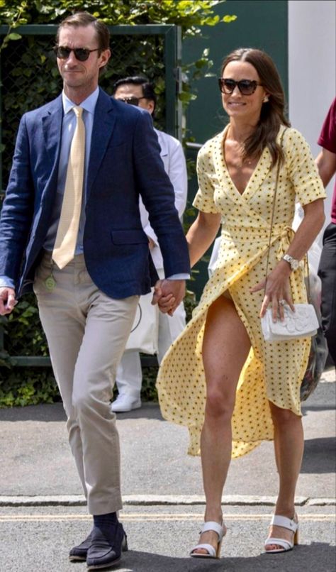 Kate Middleton Skirt, Kate Middleton Legs, Pippa Middleton Style, Pippa And James, Windy Skirts, Kate Middleton Pictures, Kate And Pippa, Middleton Family, Kate Middleton Photos