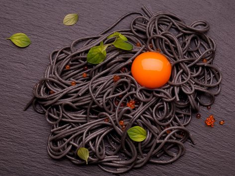 Pasta nera con ingredienti naturali Pasta Fatta In Casa, Culinary Art, Pasta Fresca, Culinary Arts, Food Photography, Spaghetti, Pasta, Ethnic Recipes, Photography